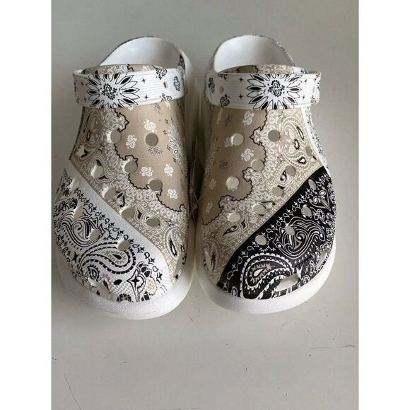 Crocs Classic Crush Bandana‎ Clog Paisley White Slip On 208119-2ZM Men’s Sz 11 main image 5